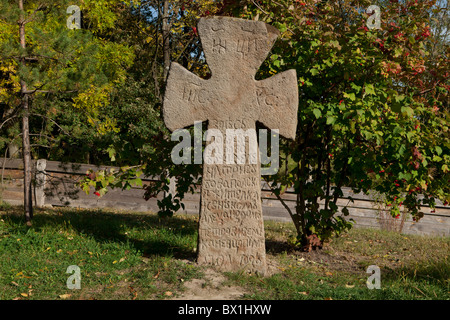 Croce di pietra a Pyrohovo (Museo di Stato di architettura popolare e la vita dell'Ucraina) a Kiev, Ucraina Foto Stock