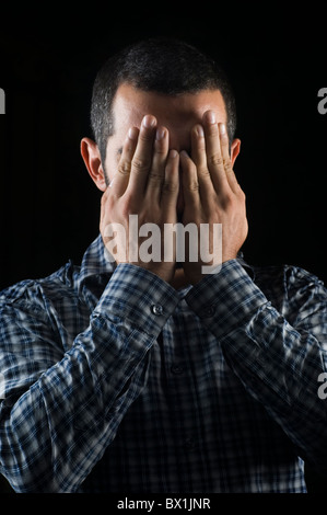 25 anni metà uomo orientale nascondendo il viso con le mani a Beirut Libano Medio Oriente Foto Stock