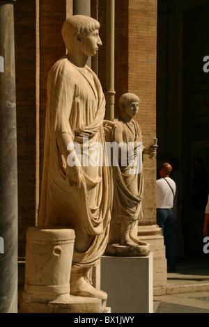 Statue romane all'interno di musei vaticani, Vaticano, Roma, Italia Foto Stock