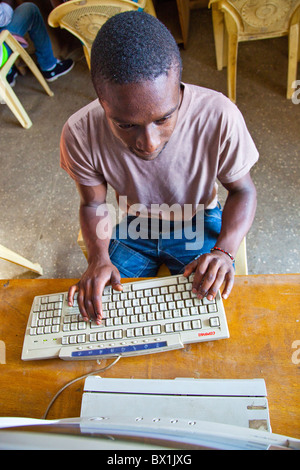 Giovane uomo a Maji Mazuri computer training center, Mathare slum, Nairobi Foto Stock