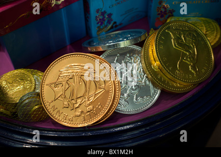 Oro e argento foglio di cioccolato avvolto monete denaro Foto Stock
