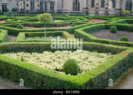 Una parte del giardino formale a Newstead Abbey, Nottinghamshire, Inghilterra, Regno Unito. Foto Stock