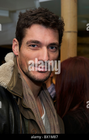 Il modello David Gandy assiste l'apertura del ristorante Inamo San Giacomo a Londra il 2 dicembre 2010. Foto Stock