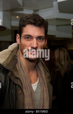 Il modello David Gandy assiste l'apertura del ristorante Inamo San Giacomo a Londra il 2 dicembre 2010. Foto Stock