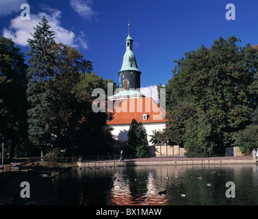 Laghetto del castello Germania Europa Bassa Sassonia Michalis chiesa medio terra canal Wolfsburg Fallersleben Foto Stock