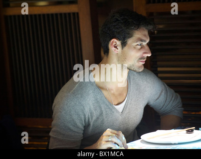 Il modello David Gandy assiste l'apertura del ristorante Inamo San Giacomo a Londra il 2 dicembre 2010. Foto Stock