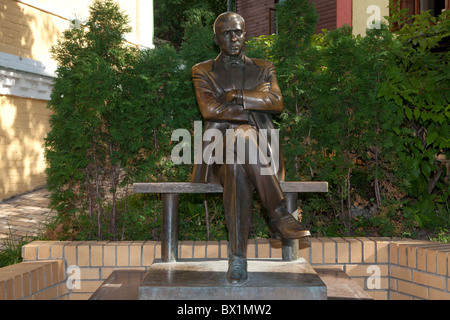 Statua dello scrittore di fama mondiale Mikhail Bulgakov (1891-1940) nella sua ex casa a Kiev, Ucraina Foto Stock