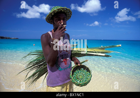 Di origine africana spiaggia Grand Anse Grenada hat hat maker licheni uomo nessun modello di rilascio ritratto riva del mare Foto Stock