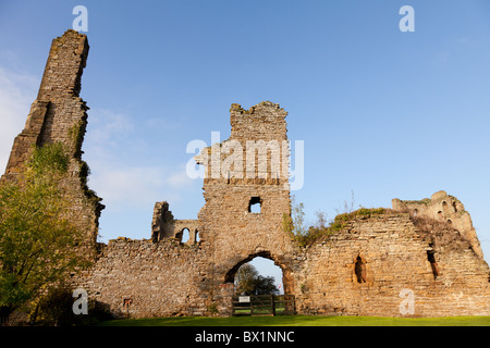 Sheriff Hutton Castello, una rovina motte e bailey castello, nel villaggio di Sheriff Hutton vicino a York, Inghilterra Foto Stock