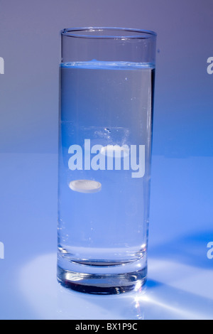 Compresse compresse doccia acqua vetro Vetro bicchieri di acqua medicina farmaci studio doccia tablet PC tablet Foto Stock