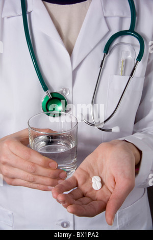 Medico mano Compresse compresse doccia acqua vetro Vetro bicchieri di acqua medicina farmaci studio tablet visualizza Foto Stock