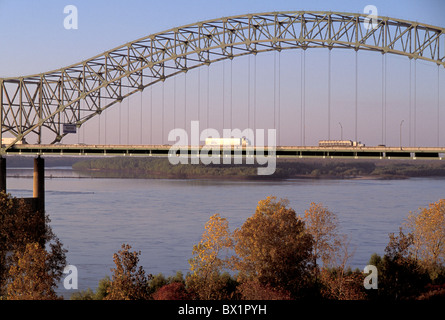 Ponte ad arco ponte autunno Hernando DeSoto Memorial Bridge Memphis Mississippi Fiume Fiume Tennessee traffi Foto Stock