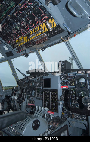 Aeroplano cockpit Gran Bretagna Europa all'interno di Lockheed Hercules C 130 J militari di RAF Royal Air Force trasp Foto Stock