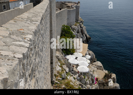 Una bella vista dalle mura di Dubrovnik per la Buza Bar. Buza anche il bar è un luogo eccellente per il nuoto. Ci sono passaggi per ottenere.. Foto Stock