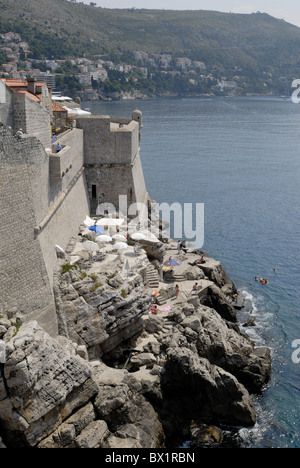 Una bella vista dalle mura di Dubrovnik per la Buza Bar. Buza anche il bar è un luogo eccellente per il nuoto. Ci sono passaggi per ottenere.. Foto Stock