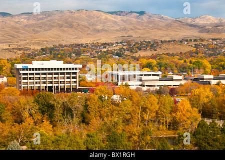 Stati Uniti d'America, Idaho Boise, vista aerea di edifici per uffici, Holmes e colori autunnali del Fiume Boise Greenbelt. Foto Stock