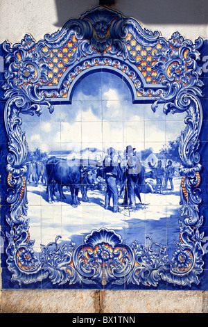 Tipico Portoghese (azulejos piastrelle blu), nella facciata del Mercato Comunale di Santarém, Portogallo Foto Stock