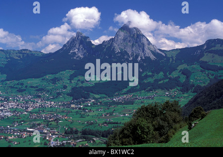 La Svizzera centrale Europa miti montagne paesaggio paesaggio villaggio Svitto Svizzera Europa Foto Stock