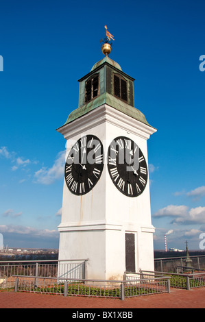 Big Petrovaradin torre dell orologio sulla riva destra del Danubio a Novi Sad Serbia Foto Stock