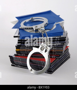 CD DVD copie rapina pirati del software manette furto reati di abuso del calcolatore elettronico EDP processione dei dati Foto Stock