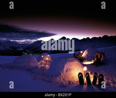 Igloo notte di notte turistica Alpi montagne neve inverno trascorrendo la notte in Engadina turismo villaggio igloo su mu Foto Stock