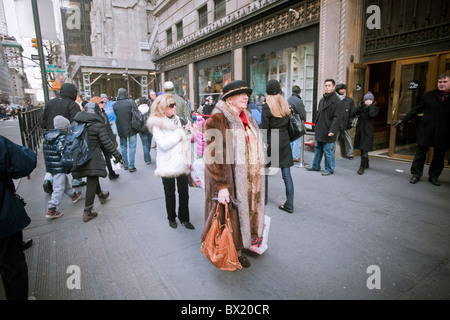 Orde di acquirenti al di fuori di Saks Fifth Avenue a New York Domenica, 5 dicembre 2010. (© Richard B. Levine) Foto Stock