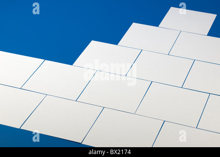 Modello di piazze bianco su blu Foto Stock