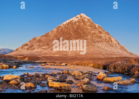 Un paesaggio ricco di colore con un accenno di inizio di mattina nebbia a Buachaille Etive Mòr, Lochaber, Scozia Foto Stock