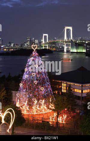 Asia Giappone Tokyo Rainbow Bridge di notte notte ponte ponte di sospensione albero di Natale Natale Tokyo Bay Foto Stock