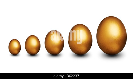 Cinque Golden Egg di varie dimensioni che rappresentano la sicurezza finanziaria contro uno sfondo bianco Foto Stock