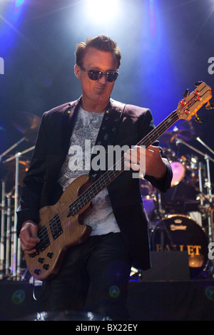 Spandau Ballet performing a Sandown Racecourse Foto Stock