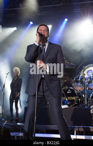 Spandau Ballet performing a Sandown Racecourse Foto Stock