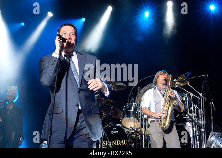 Spandau Ballet performing a Sandown Racecourse Foto Stock