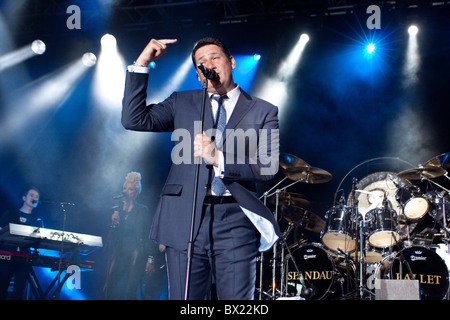 Spandau Ballet performing a Sandown Racecourse Foto Stock