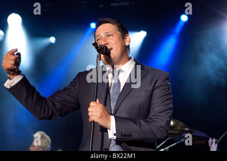 Spandau Ballet performing a Sandown Racecourse Foto Stock