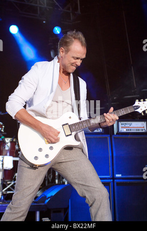 Spandau Ballet performing a Sandown Racecourse Foto Stock