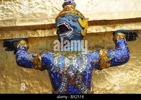 Guardiano mitico demoni sostenere golden Chedi, il Grand Palace, Bangkok, Thailandia Foto Stock