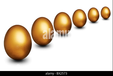 Golden Egg che rappresenta la sicurezza finanziaria contro uno sfondo bianco Foto Stock