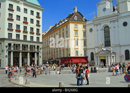 Michaelerplatz, tra cui la Chiesa di San Michele (Michaelerkirche), Vienna, Austria Foto Stock