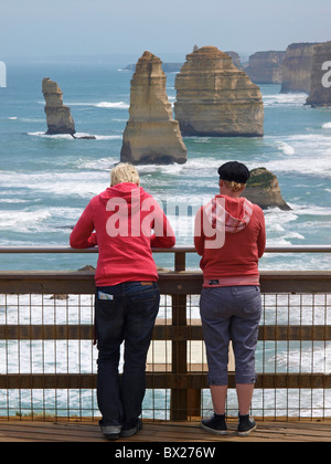 I turisti di stand e ammirare i dodici apostoli dalla piattaforma di visualizzazione sulla Great Ocean Road Victoria Australia Foto Stock