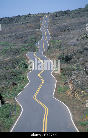 Le curve della strada di torsione di avvolgimento in modo divertente umorismo askew Piilani Autostrada Hana Hawaii Maui USA Stati Uniti un Foto Stock