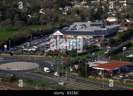 Vista aerea del bordo della città supermercato Tesco e la stazione di benzina e A30 rotonda Penzance Cornwall Regno Unito Foto Stock