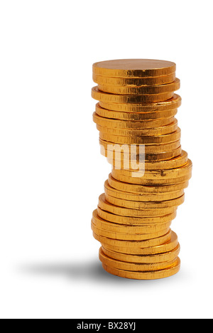 Pila di golden (cioccolato) monete. Isolato su sfondo bianco, salvato con un tracciato di ritaglio Foto Stock