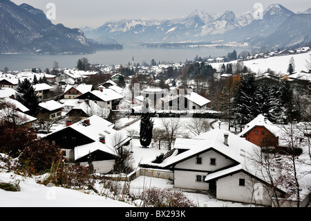 Villaggio di St Gilgen in inverno con il lago Wolfgang (Wolfgangsee) sullo sfondo. Qui nacque la madre di Mozart. Austria Foto Stock