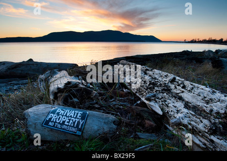 Un NO sconfinamenti di sign consente passanti sanno che a nessuno è consentito sulla loro spiaggia su Lummi Island, Washington, Stati Uniti d'America. Foto Stock