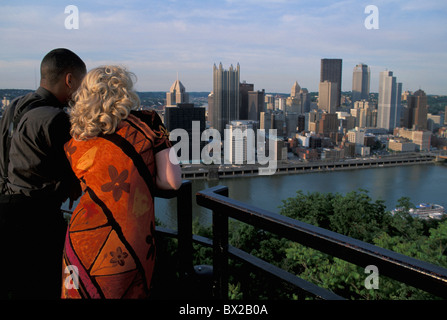 Giovane visualizza Skyline centro di Pittsburgh Pennsylvania USA Stati Uniti America Foto Stock