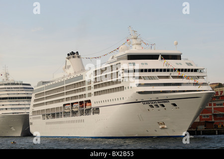 Regent Seven Seas Mariner crociera, ormeggiata dove il Golden Horn si unisce il Bosforo, Istanbul, Turchia Foto Stock