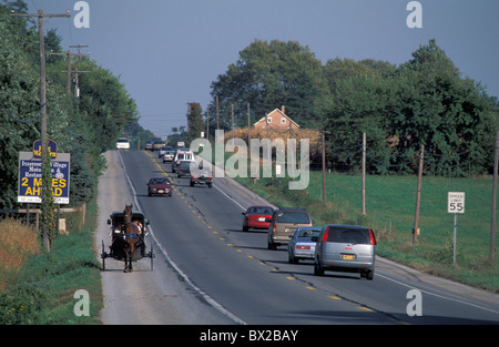 In vecchio stile Amish pullman pullman cavallo cavallo street autovetture contrasto contrasti di opposizione di opposizioni Foto Stock