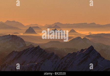 Appenzello alpino indietro luce luce della sera atmosfera serale nebbia patch di nebbia mare di nebbia vista da Santis Mist M Foto Stock