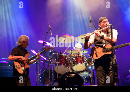 Ian Anderson (flauto) Doane Perry (tamburi) e David Goodier (Bass) di Jethro Tull suonare dal vivo in Gerusalemme, Agosto 2010 Foto Stock